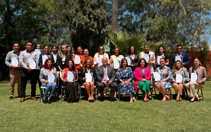 Pepe Toño con integrantes de AMEXME al terminar un encuentro