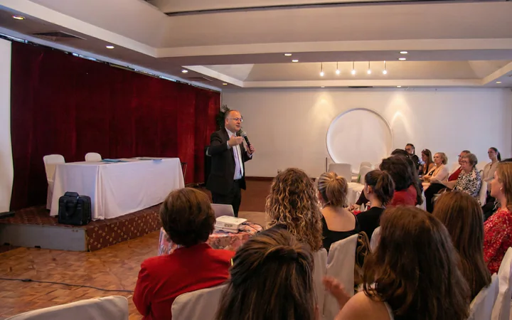 Pepe Toño durante una sesión con integrantes de Campestre Aguascalientes