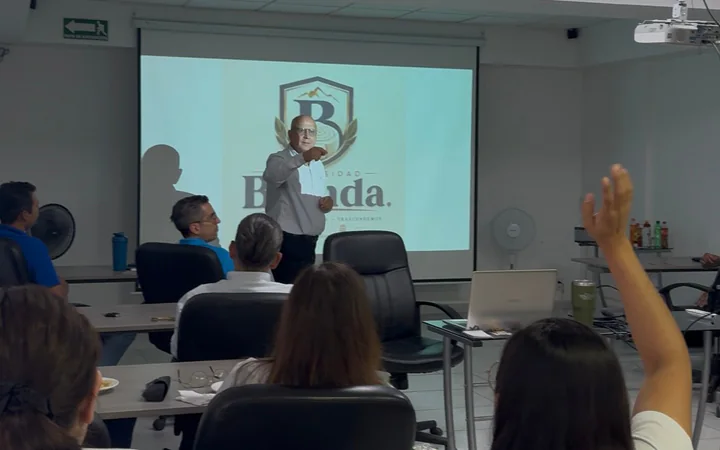 Pepe Toño al frente de una sesión en Grupo San Jacinto