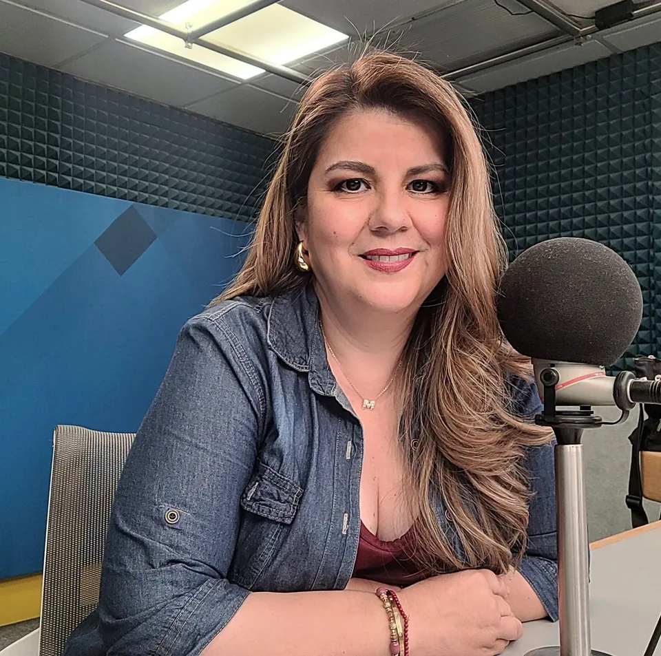 Martha Velasco en cabina de radio